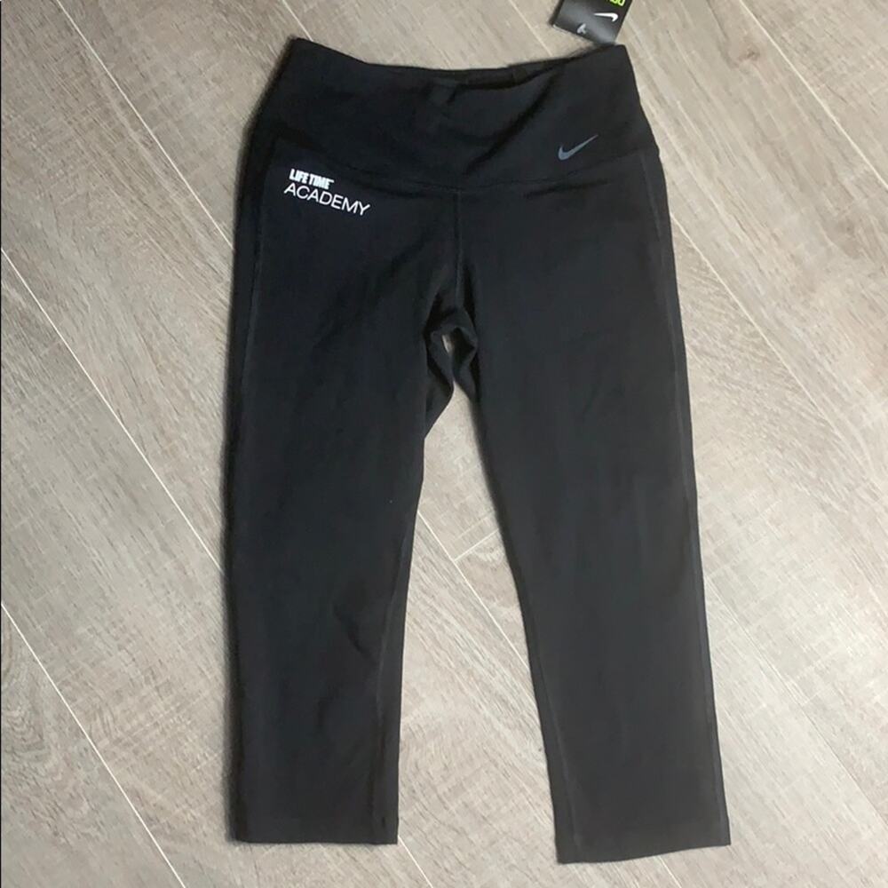 NWT NIKE DRI-FIT Women's Black Cropped Tight Fit Leggings